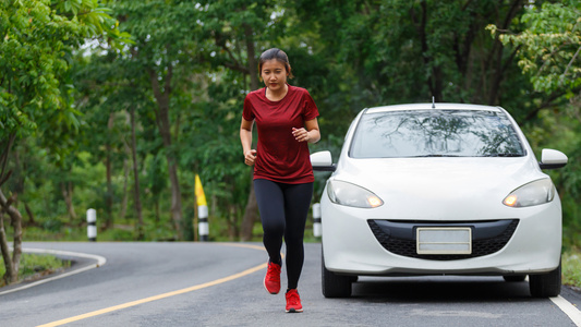 jogger next to driverless car - Credit: Shutterstock
