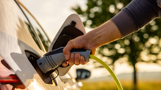 A new AI-based charging method adapts fast charging to the lithium-ion battery, extending battery life without increasing charging times. - Credit: iStock