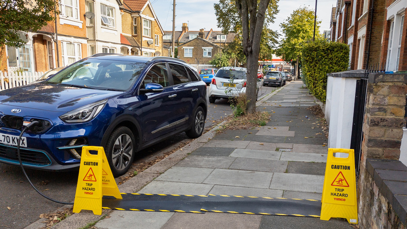 Government scraps planning rules for cross-pavement EV charging